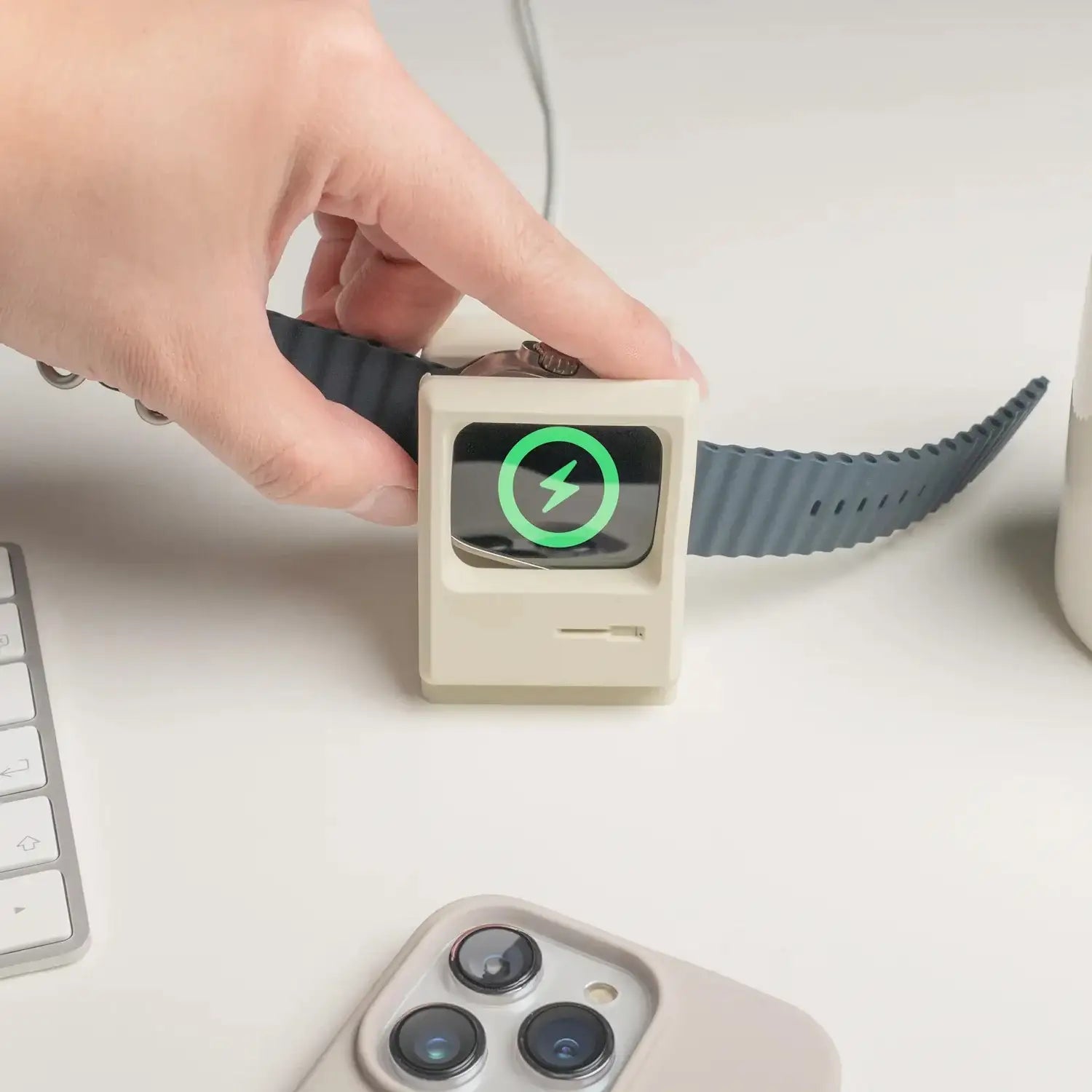 Stojak do ładowania Apple Watch w kształcie retro komputera na białym biurku