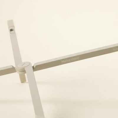 Stojak na laptop Native Union w kolorze piaskowym, minimalistyczny design do biura
