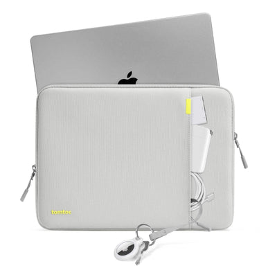 Szara torba na laptopa z akcesoriami biurowymi i MacBookiem, organizer do biura