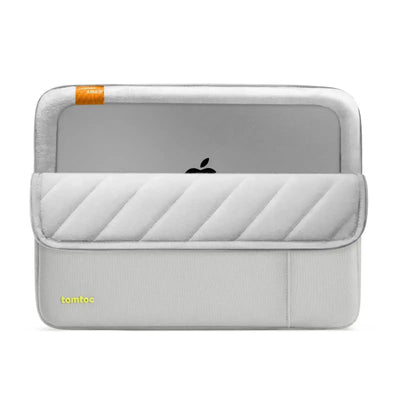 Jasnoszare etui na laptopa z widocznym MacBookiem, ochrona sprzętu biurowego