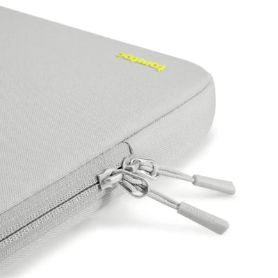 Szara etui na laptopa z podwójnym zamkiem, minimalistyczny design, akcesoria biurowe