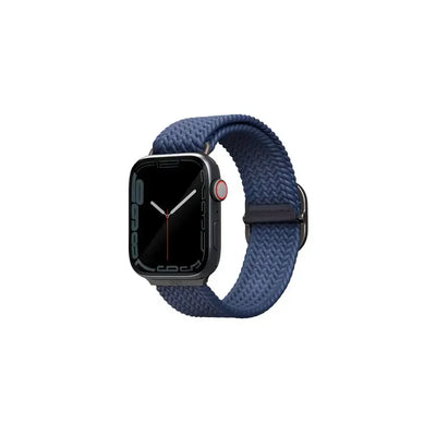 Smartwatch z granatowym plecionym paskiem, nowoczesny zegarek na białym tle