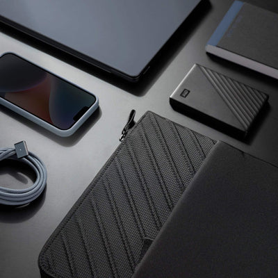 Nowoczesny zestaw biurowy: etui na laptopa, dysk zewnętrzny, smartfon, notes i kabel USB