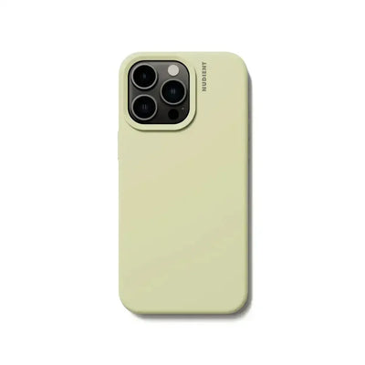 Jasnozielone etui ochronne na smartfona z widocznym aparatem, minimalistyczny design