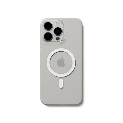Srebrny iPhone z przezroczystym etui MagSafe, widoczne duże obiektywy aparatu, technologia MagSafe