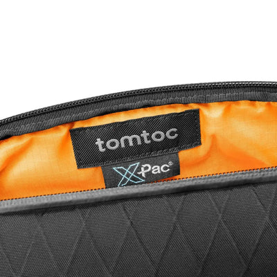 Czarna torba na akcesoria biurowe z pomarańczową podszewką i widoczną metką tomtoc X-Pac