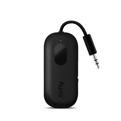 Czarny bezprzewodowy adapter audio Bluetooth z wtykiem jack 3,5 mm na białym tle.