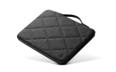 Czarna filcowa torba na laptopa MacBook, eleganckie pikowanie, akcesoria biurowe