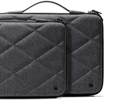 Szare etui na laptopa MacBook, pikowany materiał, minimalistyczny design, akcesorium biurowe