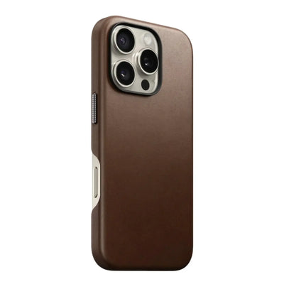 Brązowe etui na smartfona z dużym wycięciem na trzy aparaty, elegancka ochrona telefonu