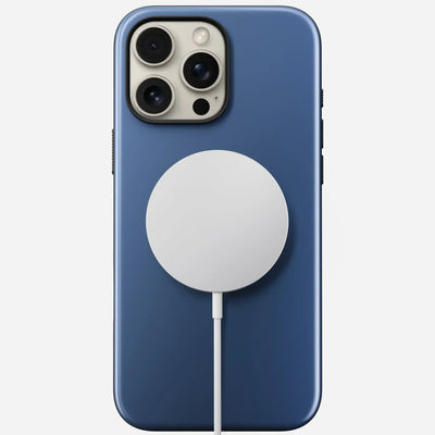 Niebieski smartfon z ładowarką MagSafe podłączoną do tyłu obudowy
