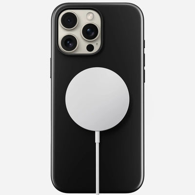 Czarny smartfon z ładowarką MagSafe, akcesoria do biura i home office