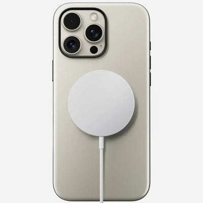Bezprzewodowa ładowarka MagSafe podłączona do tylnej części smartfona