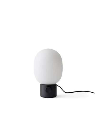 Nowoczesna lampka biurkowa z czarną podstawą i białym kloszem, minimalistyczny design