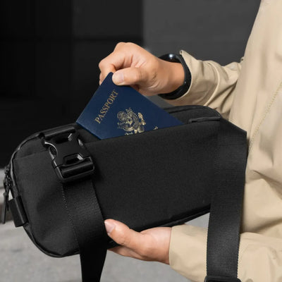 Czarna torba na ramię z paskiem, kieszeń na paszport, akcesoria podróżne