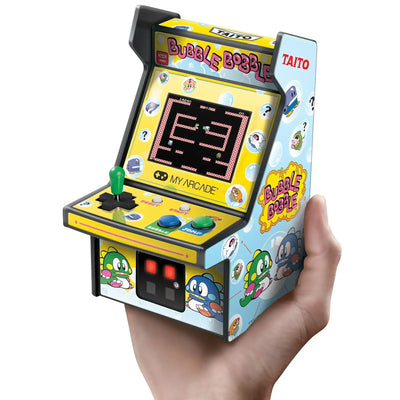 Miniaturowa konsola arcade Bubble Bobble trzymana w dłoni, kolorowa obudowa z joystickiem