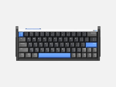 Klawiatura mechaniczna EZ63 z niebieskimi i czarnymi keycapami na białym tle.
