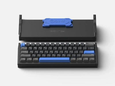 Mechaniczna klawiatura z niebieskimi keycapami i etui, idealna do biura home office