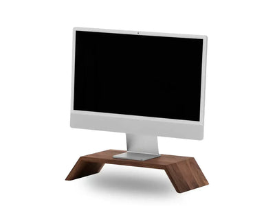 Monitor na drewnianej podstawkie do biurka, nowoczesny design, akcesoria biurowe