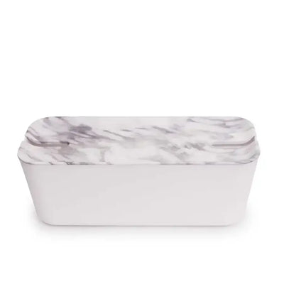 Biały organizer na kable z marmurową pokrywą do biurka, minimalistyczny design