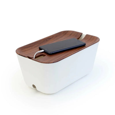 Organizer na kable z pokrywą drewnianą, ładowany smartfon na biurku home office