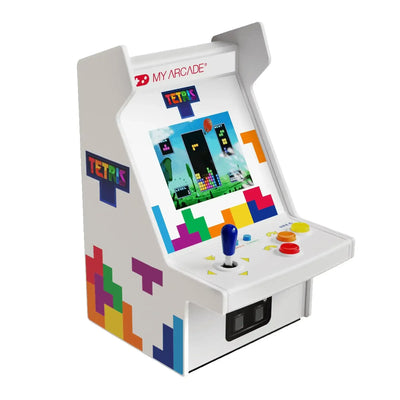 Biała mini konsola arcade z grą Tetris, joystickiem i kolorowymi przyciskami, motyw biurowy