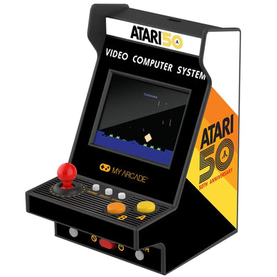 miniaturowy automat arcade Atari 50 z joystickiem, ekran z retro grą, kolorowe przyciski
