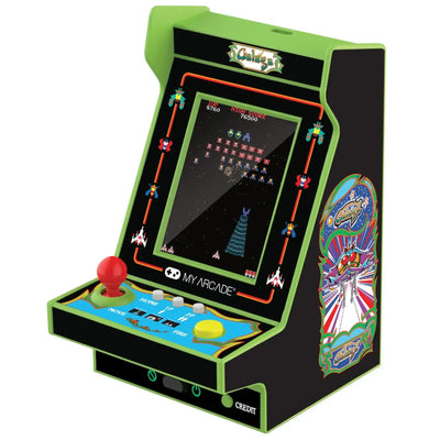 Miniaturowa zielono-czarna konsola do gier retro arcade z joystickiem i kolorowym ekranem.