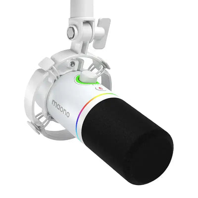 Biały mikrofon studyjny z czarną osłoną i podświetleniem RGB, zamocowany na statywie