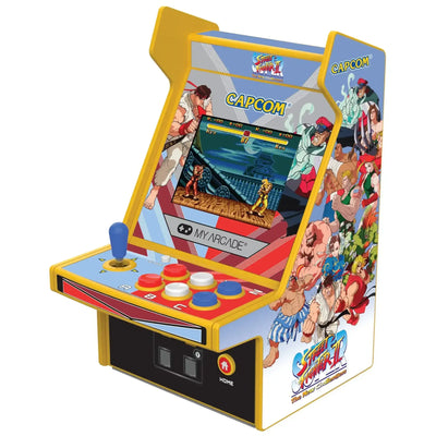 Mini automat arcade Street Fighter z kolorowymi przyciskami i joystickiem, ozdobiony grafikami postaci z gry retro.