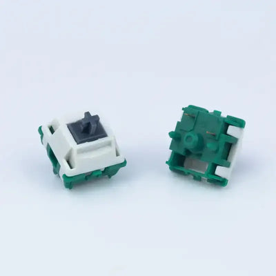 Zielono-białe switche mechaniczne do klawiatury na jasnym tle, akcesoria do desk setupu