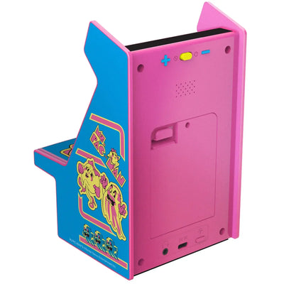 Kolorowa różowo-niebieska mini maszyna arcade z grafiką Ms. Pac-Man, retro gadżet biurowy