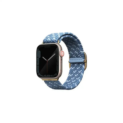 Nowoczesny smartwatch z niebieskim, plecionym paskiem na białym tle, akcesorium biurowe