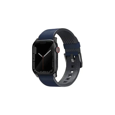 Czarny smartwatch z granatowym paskiem, minimalistyczny design, widok z boku na białym tle