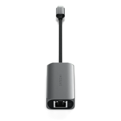 4-portowy hub USB-C z portem Ethernet 2.5G, akcesorium biurowe na czarnym tle
