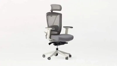 Szare ergonomiczne krzesło biurowe z siatkowym oparciem, zagłówkiem i kółkami do home office