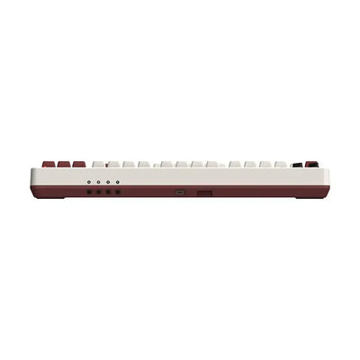 Klawiatura mechaniczna w kolorze bordowo-białym, widok z boku, port USB-C