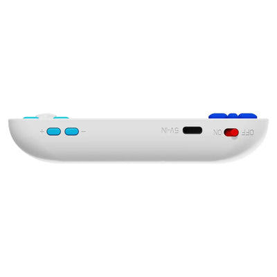 Biały kontroler z niebieskimi przyciskami, portem ładowania USB i przełącznikiem ON/OFF, widok z boku.