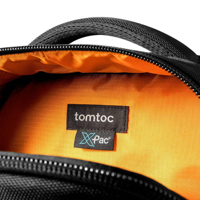 Pomarańczowe wnętrze torby na akcesoria biurowe, widoczne metki tomtoc X-Pac