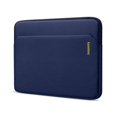 Granatowe etui na laptopa z kieszenią, minimalistyczny design, ochrona akcesoriów biurowych