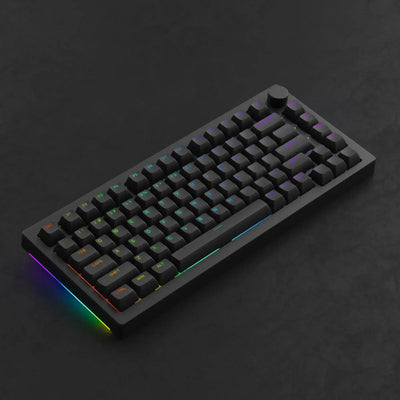 Klawiatura mechaniczna RGB na czarnym tle, podświetlenie LED, nowoczesny desk setup.