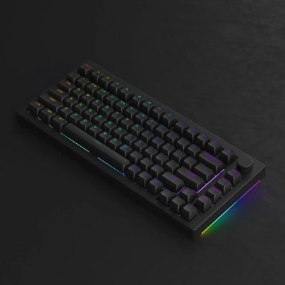 Czarna klawiatura mechaniczna z podświetleniem RGB na czarnym tle, idealna do biura i gamingowego desk setupu.