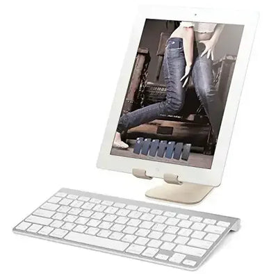 Biała klawiatura mechaniczna na biurku z tabletem na stojaku, zestaw do home office