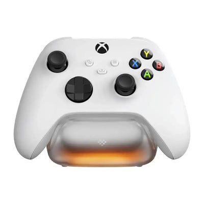 Biały kontroler Xbox na stacji ładującej z podświetleniem LED, akcesorium gamingowe