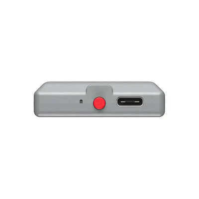 Srebrna ładowarka USB-C z czerwonym przyciskiem, akcesorium do biura i Home Office.