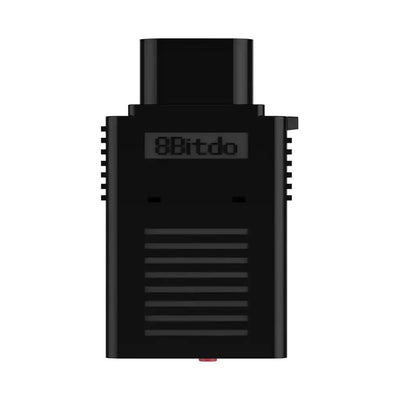 Czarny adapter USB 8Bitdo do konsoli retro, widok z przodu na białym tle