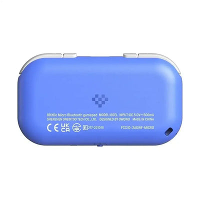 Niebieski bezprzewodowy gamepad Bluetooth 8BitDo Micro widok od tyłu, porty i oznaczenia.