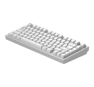 Biała klawiatura mechaniczna z unikalnymi nadrukami na keycapach, idealna do desk setupu