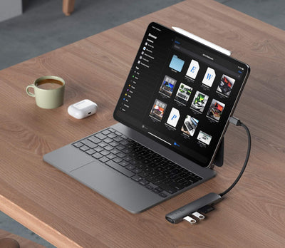 Adapter USB-C 6w1 podłączony do tabletu na biurku, nowoczesny setup biurowy