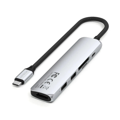 Srebrny adapter USB-C 6w1 z portami HDMI, USB i czytnikiem kart na białym tle